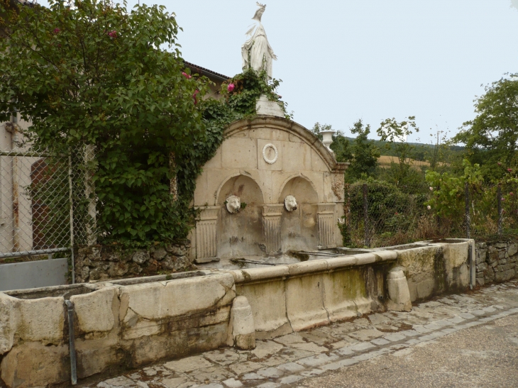 Fontaine se trouvant à l'extérieur du village. - Sainte-Eulalie-de-Cernon