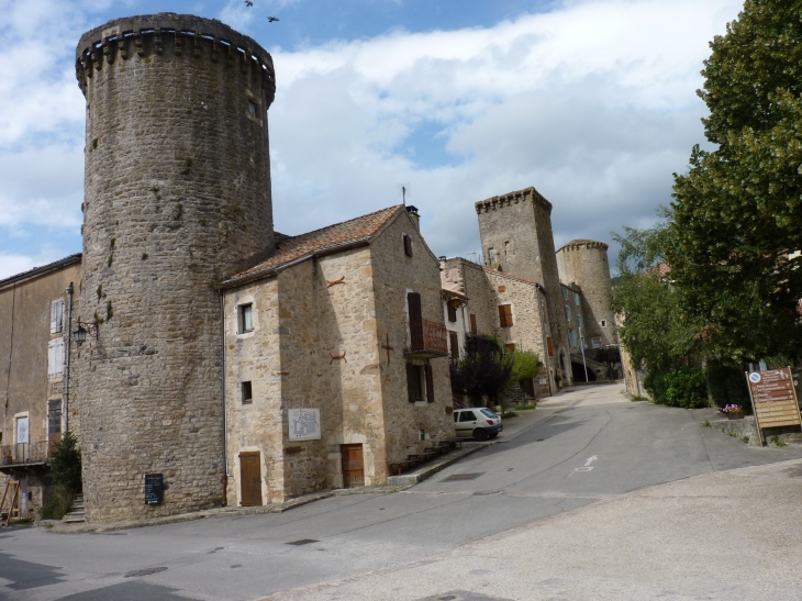 Les tours du mur d'enceinte   Crédit : André Pommiès - Sainte-Eulalie-de-Cernon