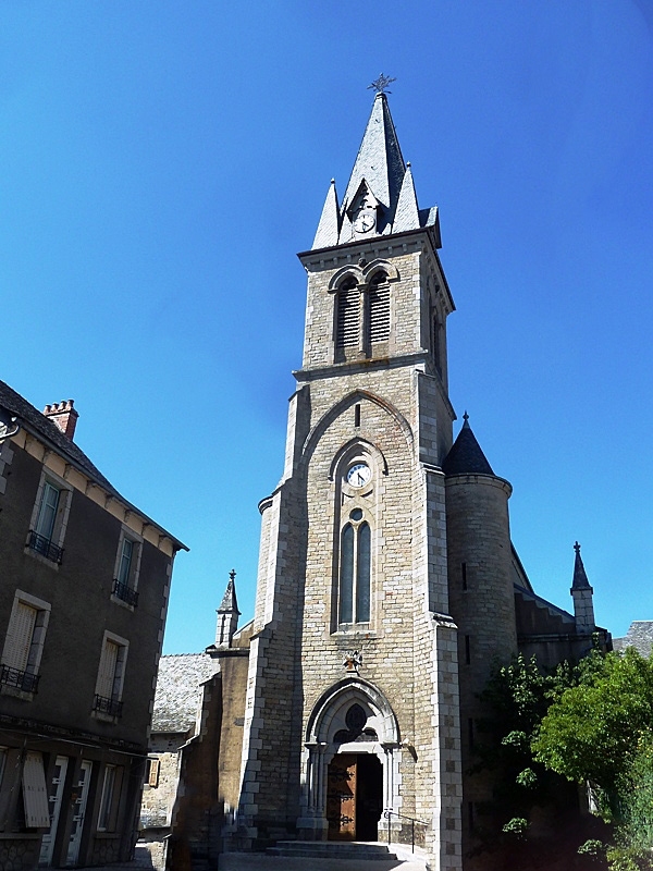 L'église Le 1er Janvier 2016 les communes  Alpuech, Graissac, Lacalm, La Terrisse, Sainte-Geneviève-sur-Argence et Vitrac-en-Viadène  ont fusionné  pour former la nouvelle commune Argence-en-Aubrac.