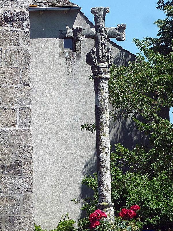 Orlhaguet : croix - Sainte-Geneviève-sur-Argence