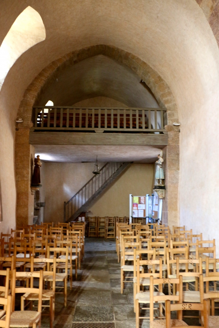 Eglise fortifiée de Sainte Radegonde : la nef vers le portail. - Sainte-Radegonde