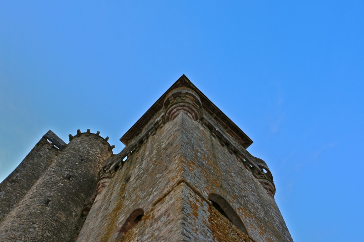 Eglise fortifiée de Sainte Radegonde. Le clocher. - Sainte-Radegonde