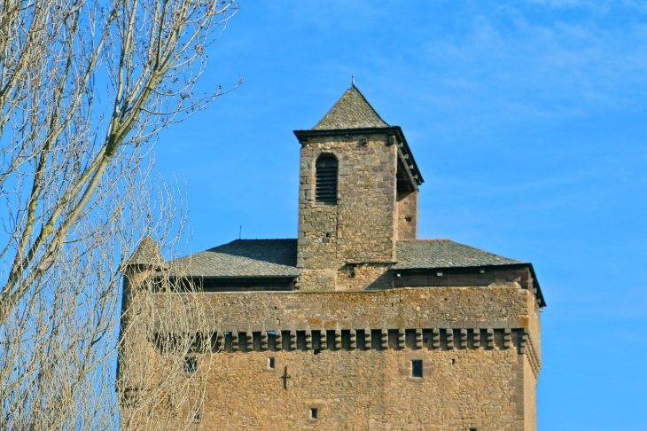 Le clocher de l'église fortifiée d'Inières ou Notre Dame de la Nativité. - Sainte-Radegonde