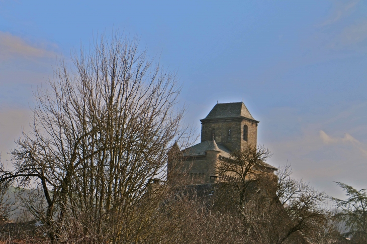 Le clocher de l'église fortifiée d'Inières ou Notre Dame de la Nativité. - Sainte-Radegonde