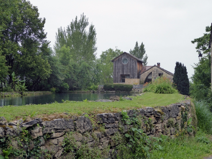 Le moulin rénové - Salles-Courbatiès