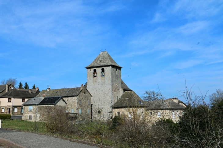 Le hameau de Saint Martin des Faux. Son église Saint Martin, datée du XIVe siècle et remaniée au XVIIIe siècle. - Salles-Curan