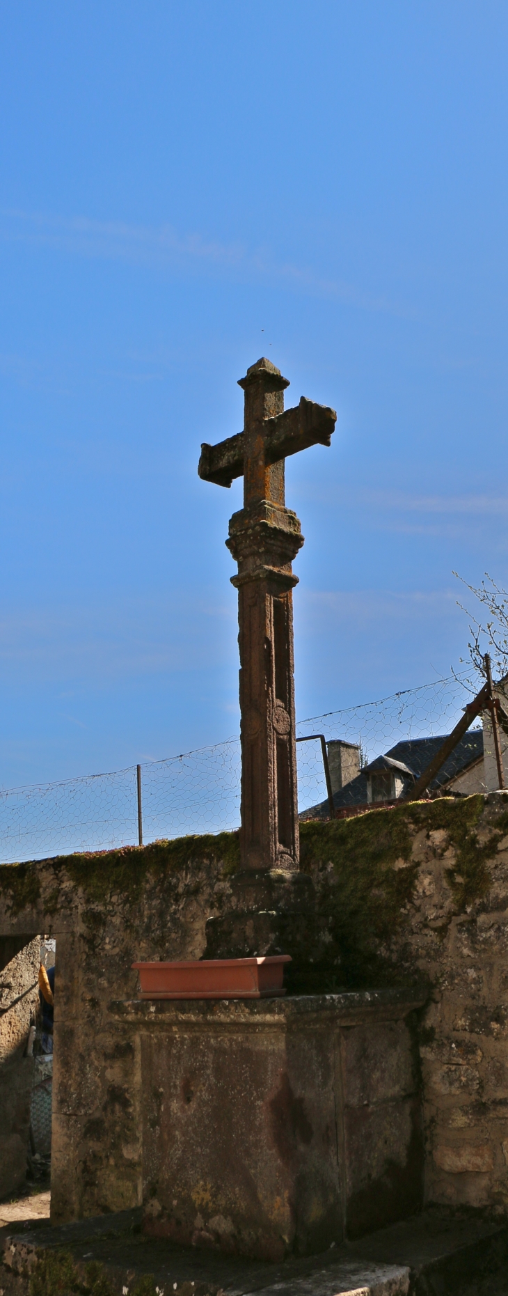 Croix de chemin devant l'église de Souyri. - Salles-la-Source