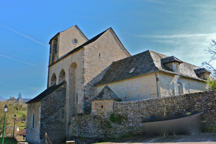 Façade nord ouest de l'église fortifiée de Souyri. - Salles-la-Source