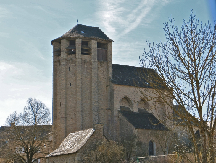 La belle église fortifiée d'origine romane, transformée durant la première moitié du XVe siècle. - Salles-la-Source