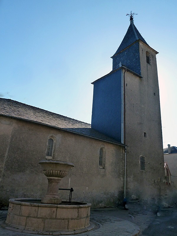L'église et la fontaine - Sauveterre-de-Rouergue