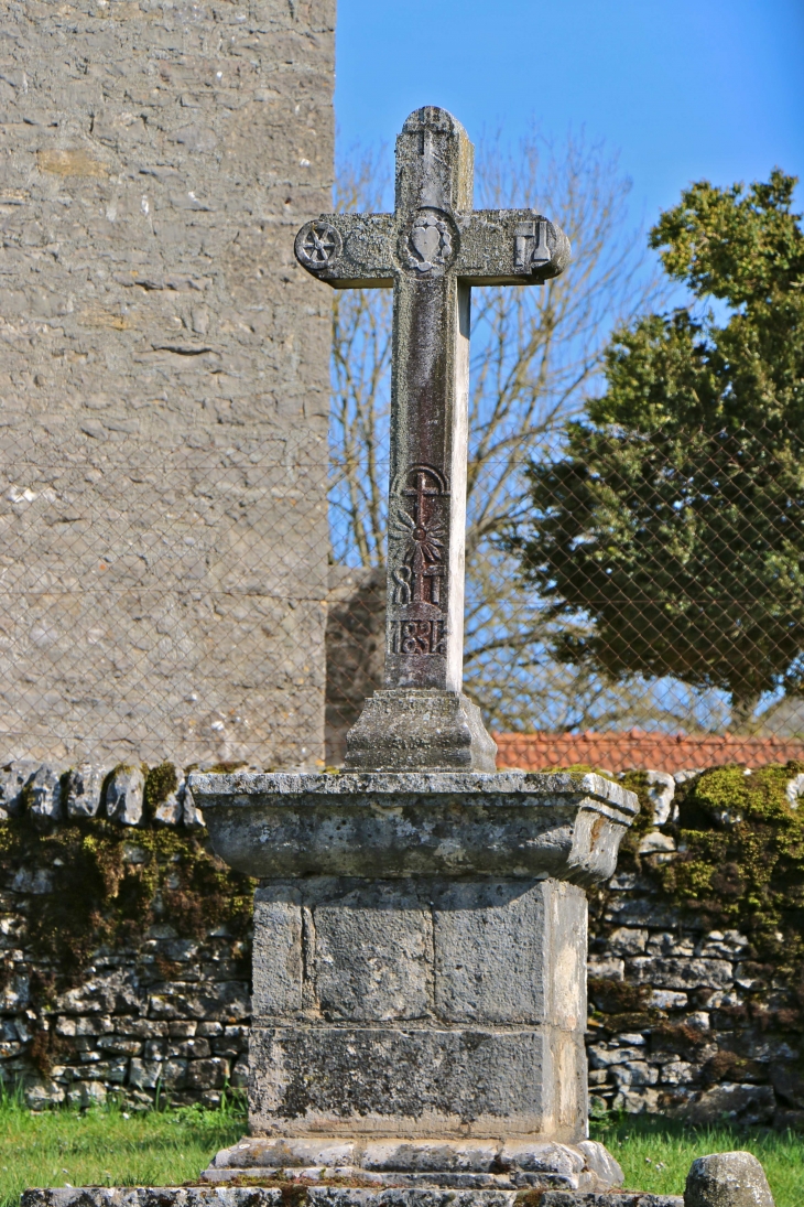Croix de Mission 1831 à Onet l'église. - Sébazac-Concourès