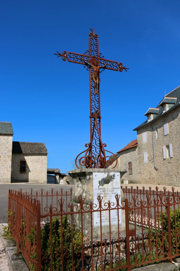 Le Monument aux Morts d'Onet l'église. - Sébazac-Concourès