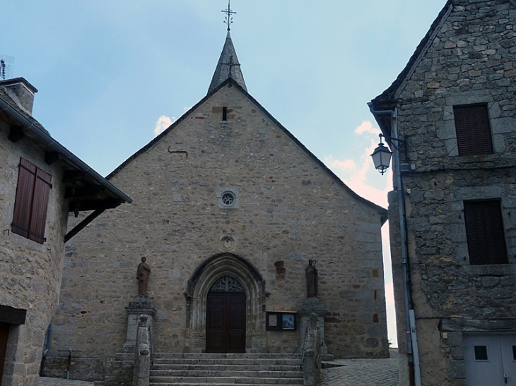 L'entrée de l'église - Sénergues