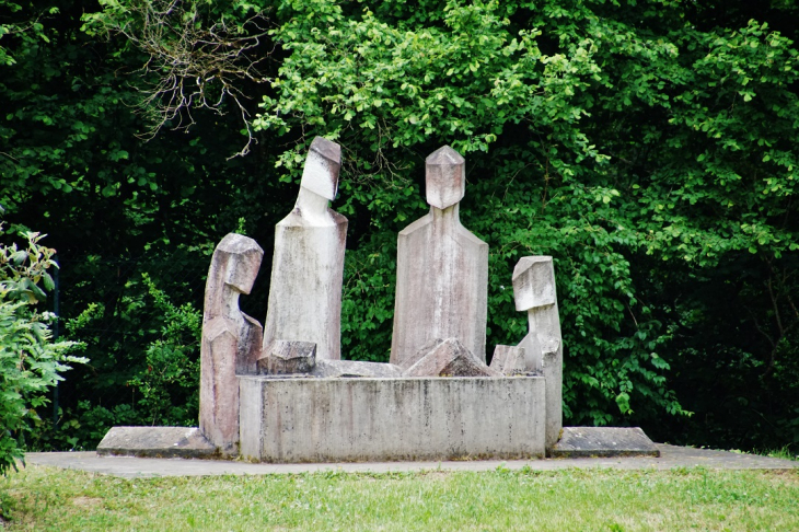 Sculpture ( La Mise au Tombeau ) - Sylvanès