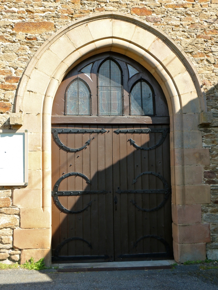 Le Portail de l'église de Saint Hilaire. - Trémouilles
