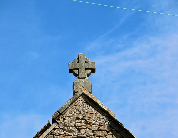 Croix du pignon de l'église de Saint Hilaire. - Trémouilles