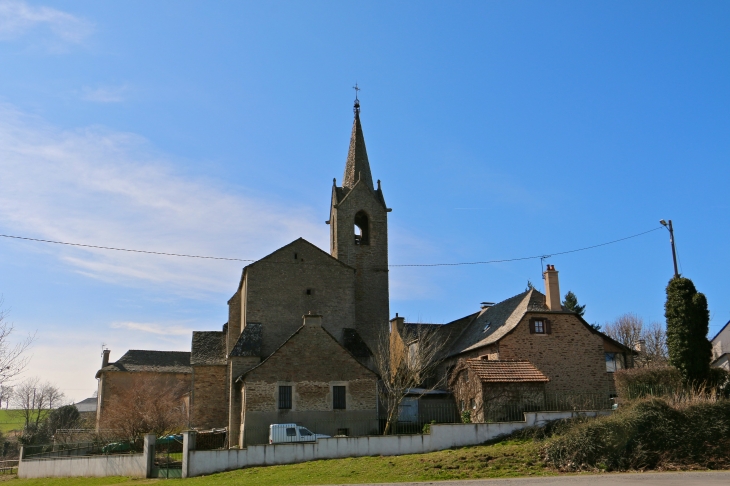 La façade nord de l'église de Saint Hilaire. - Trémouilles