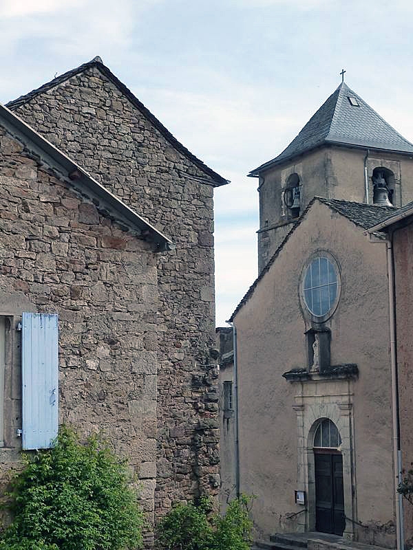 L'entrée de l'église - Viala-du-Tarn