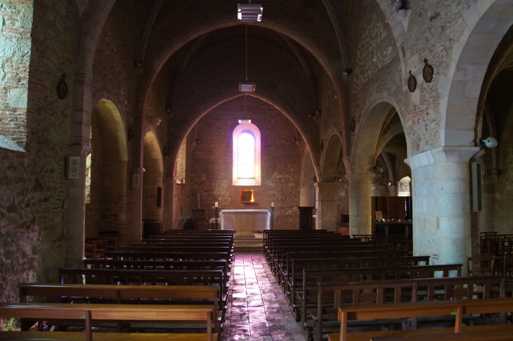 La-nef-de-l-eglise-saint-pierre-de-barbotan-les-thermes - Cazaubon