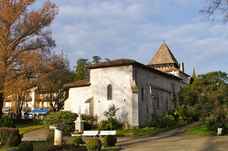 La façade latérale nord de l'église Saint-pierre de Barbotan-les-Thermes. - Cazaubon