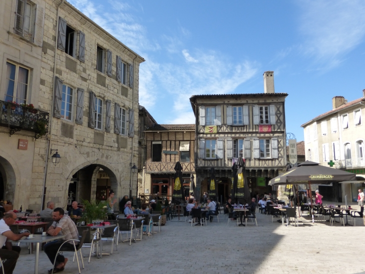 Place d'Armagnac, coeur de vie du village  - Eauze