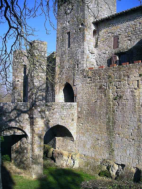 L'unique porte d'accès de l'enceinte fortifiée - Larressingle