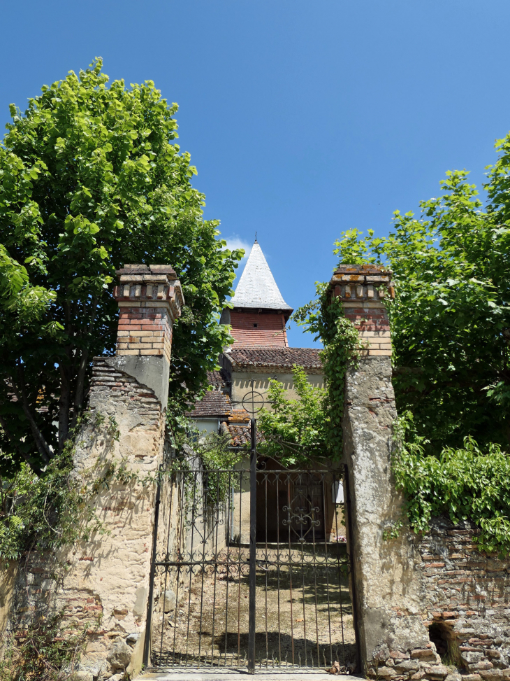 L'entrée de l'église - Loubédat