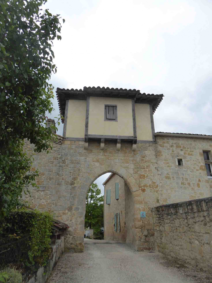 Maignaut : porte tour vestige de l'enceinte médiévale - Maignaut-Tauzia