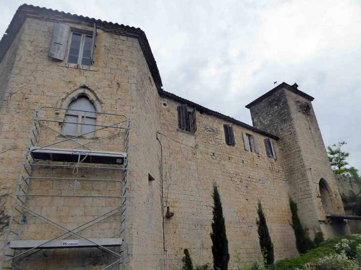 Le château en rénovation - Mas-d'Auvignon