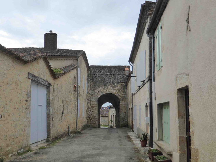 Vers la porte de la ville - Mas-d'Auvignon