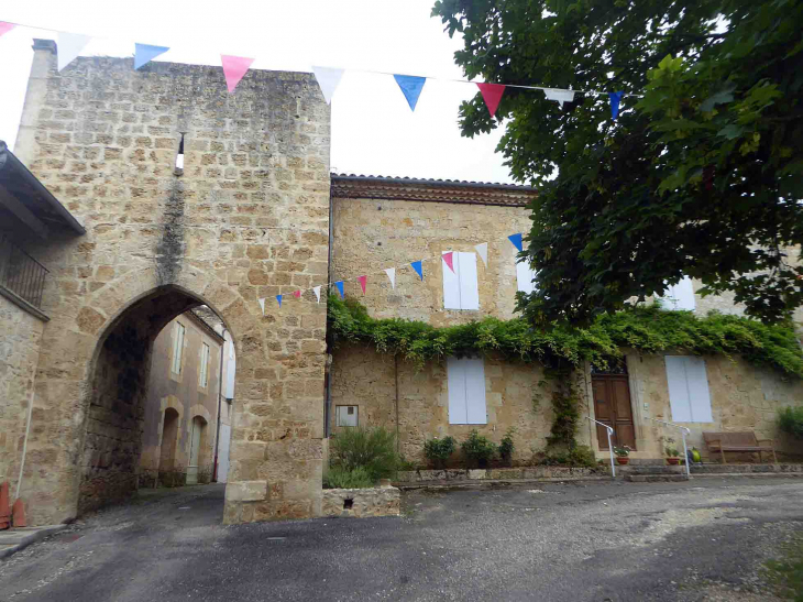 Devant la porte de la ville - Mas-d'Auvignon