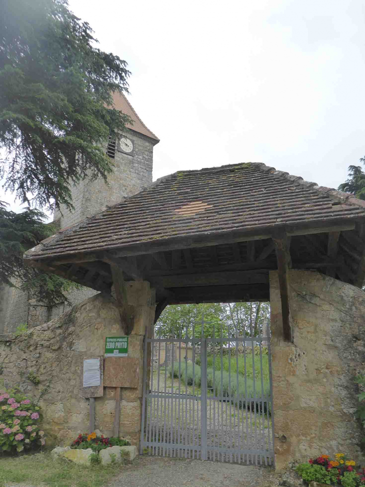 L'accès à l'église - Mas-d'Auvignon