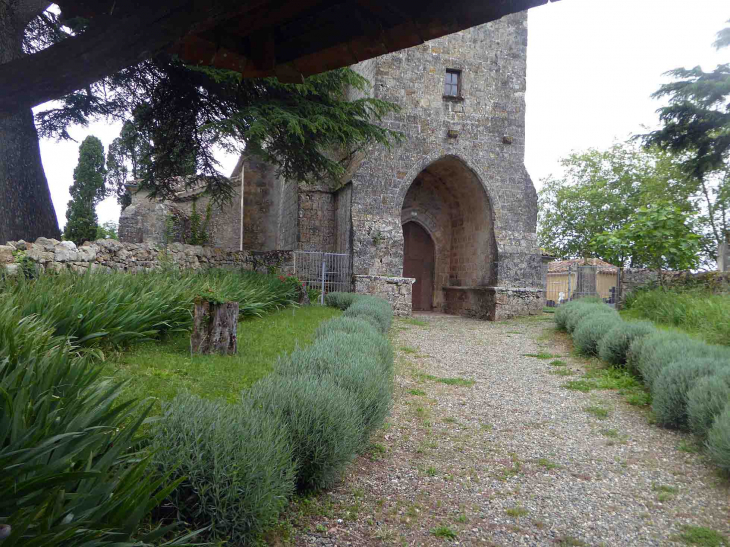 Vers l'entrée de l'église - Mas-d'Auvignon