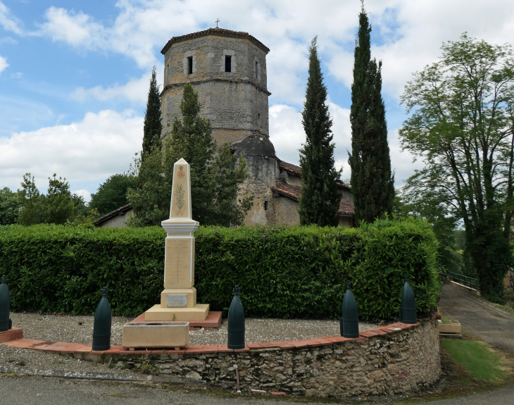 L'église et le monument aux morts - Mauléon-d'Armagnac