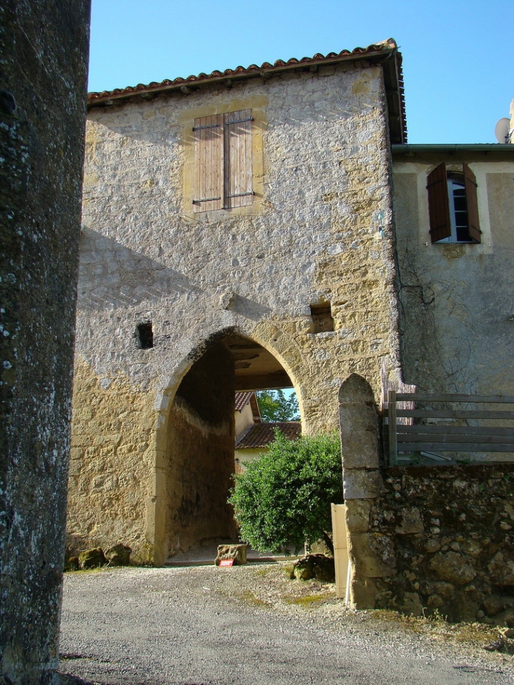 Tour porte du château datant du Moyen Age - Monclar-sur-Losse