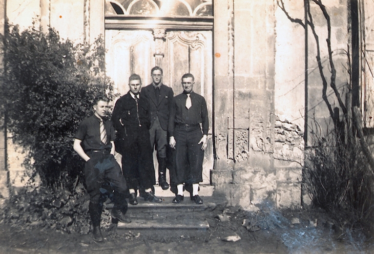 Devant la porte du château de Ponsampère en 1942. De gauche à droite : Paul Schwartz, Miller, Mareaux, Jalvé.
