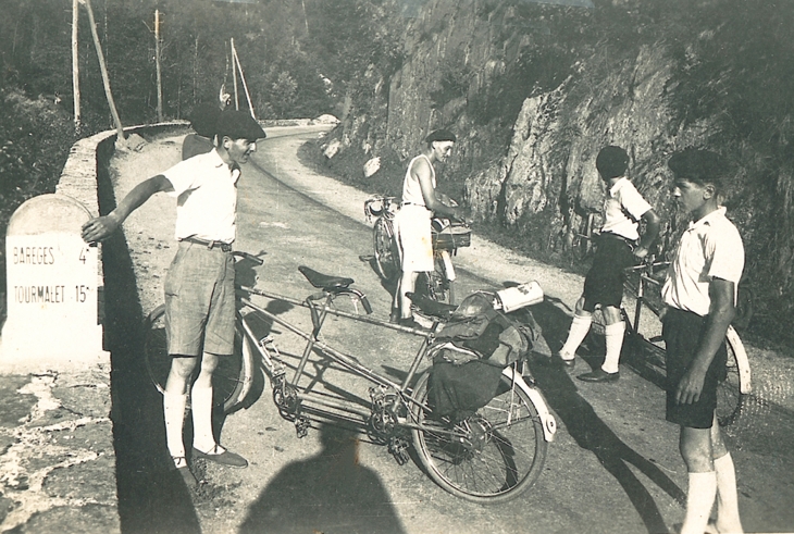 Le Tourmalet en 1946 avec de gauche à droite : Pierre Pouy, Gabriel Seillans, Jean Pouy et Léon Pouy. - Ponsampère