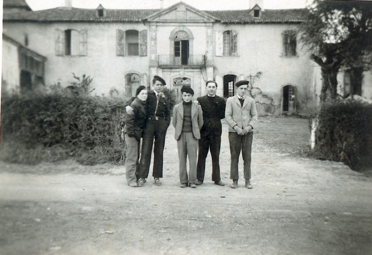Dans les années 40…devant le château de Ponsampère de gauche à droite : Roger Seillan, Léon Pouy, Pierre Pouy et Labardens.