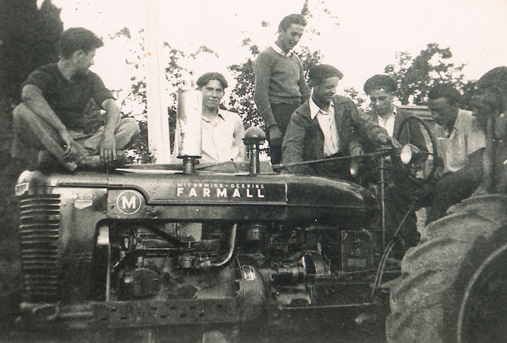 Dans les années 50, Léon Pouy avec le tracteur  - Ponsampère