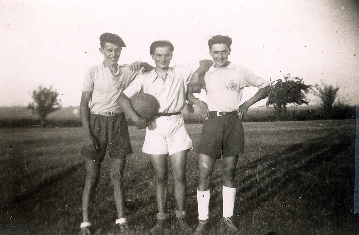 Les footballeurs de Ponsampère dans les années 40 de gauche à droite : Léon Pouy, Croutzeilles et Pierre Pouy.