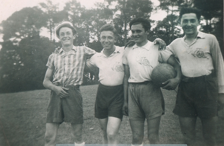 Les footballeurs de Ponsampère dans les années 40, de gauche à droite : Hytou, Scwuimer, Croutzeilles et Pierre Pouy.