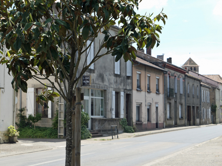 La rue principale vers l'église - Riscle