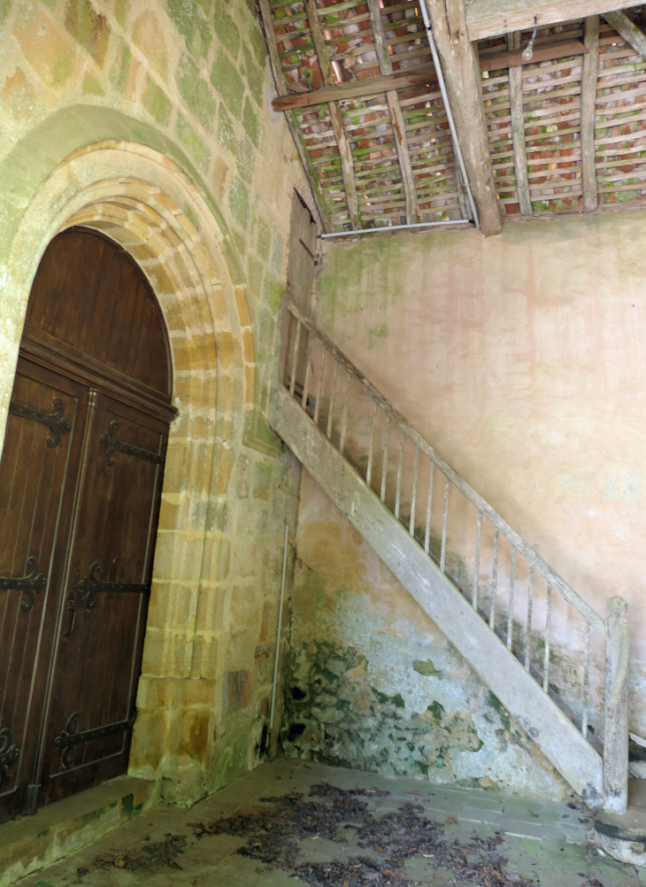 Sous le porche de l'église - Saint-Griède