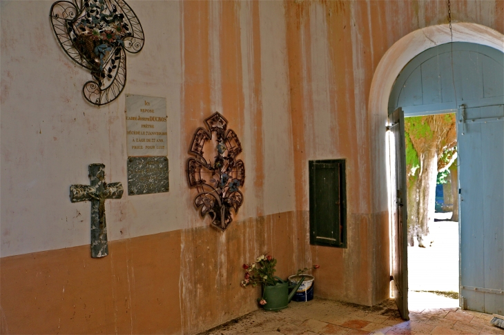 La nef de la chapelle du cimetière - Tachoires