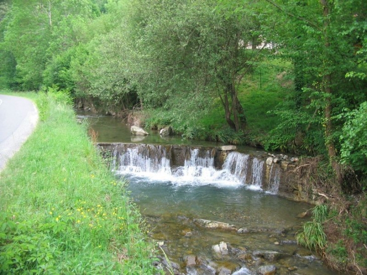 Arbas  : Petit barrage sur ruisseau