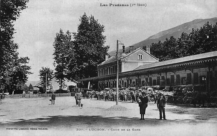 Cour de la Gare, début XXe siècle (carte postale ancienne). - Bagnères-de-Luchon