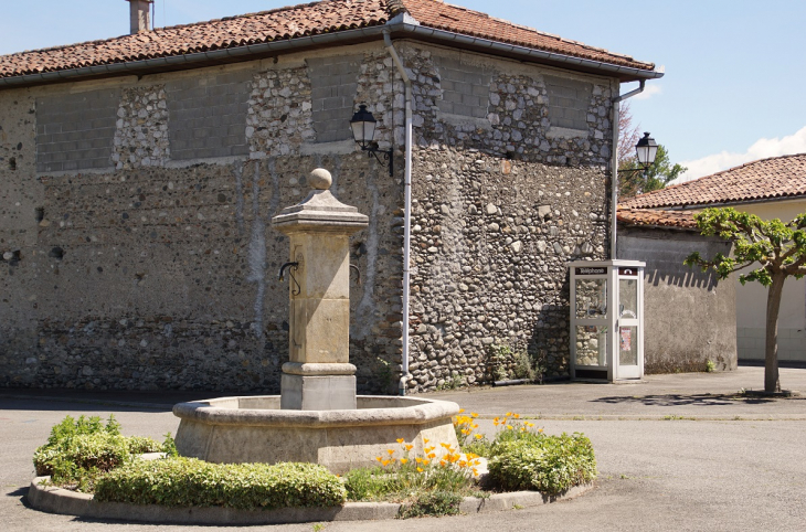 Fontaine - Bordes-de-Rivière
