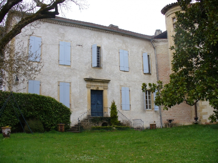 Le Château: entrée - Latoue