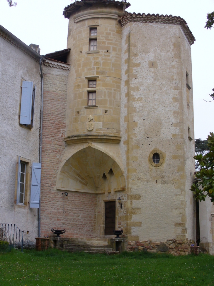 Le Château: partie ancienne XIII siècle - Latoue