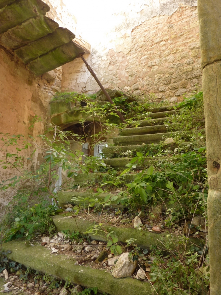 Vestiges escalier intérieur - Montbrun-Bocage
